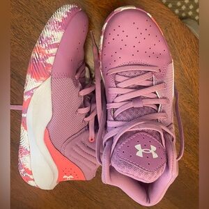 Under Armour girls basketball shoes in excellent used condition